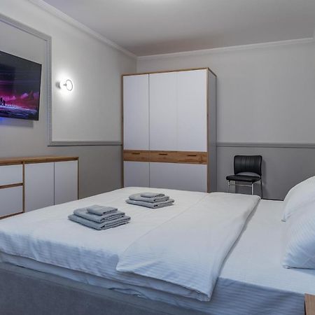 Modern 3 Bedroom Apartment Kiev Esterno foto