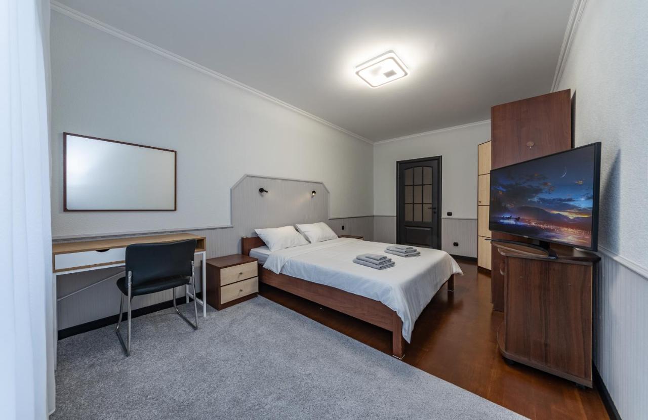 Modern 3 Bedroom Apartment Kiev Esterno foto