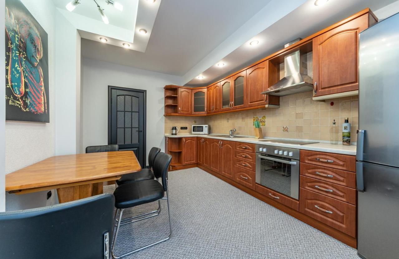 Modern 3 Bedroom Apartment Kiev Esterno foto