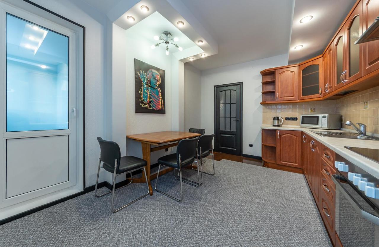 Modern 3 Bedroom Apartment Kiev Esterno foto